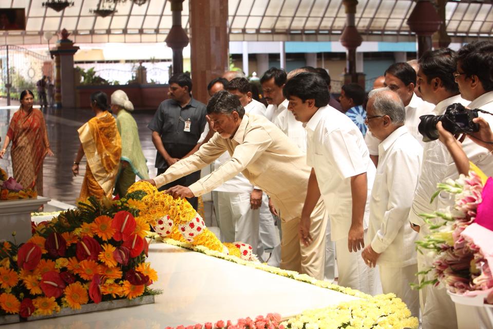 Chief Minister of Andhra Pradesh Sri N Chandrababu Naidu paid a visit to Prasanthi Nilayam today, on this auspicious Thursday morning.