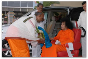 sai-baba-giving-blessings-gift.