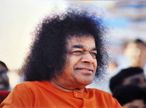 smiling-laughing-avatar-sri-sathya-sai-baba