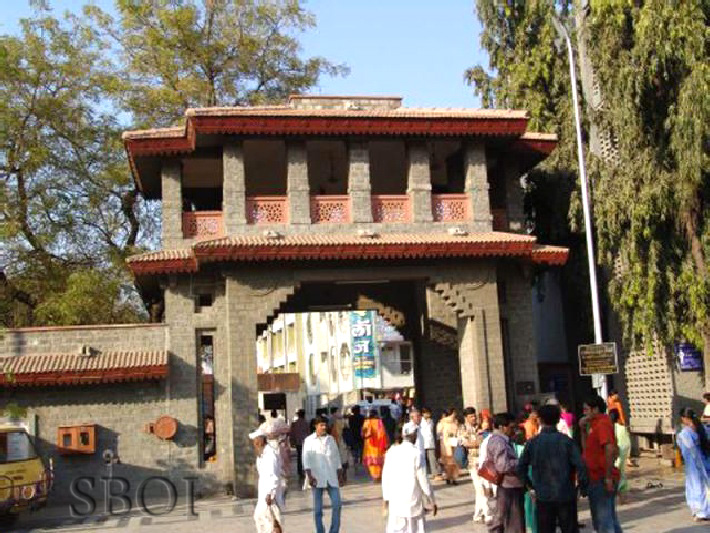 MAIN ARCHWAY SHIRDI MANDIR 2