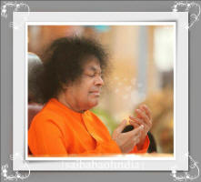 blissful-sri-sathya-sai-baba-pose