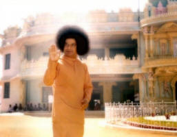 sri-sathya-sai-baba-blessing-prasanthi-nilayam-mandir-darshan-area