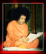 sri-sathya-sai-baba-reading