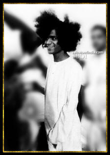 sathya-sai-baba-smilin-black-white