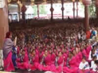 Dana Gillespie with uk choir prasanthi nilayam - sri sathya sai baba