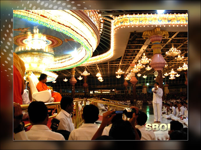 SRI-SATHYA-SAI-BABA-AARTHI-INSIDE-KULWANT-HALL-PRASANTHI-NILAYAM-NOVEMBER-2010