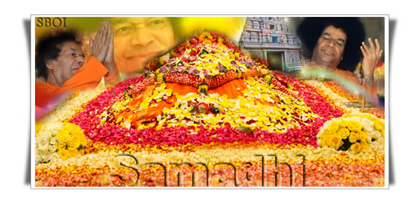 Samadhi of Sri Sathya Sai Baba covered with flowers