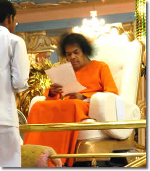 New Large size photos of Bhagawan Sri Sathya Sai Baba - size 1200 x 900