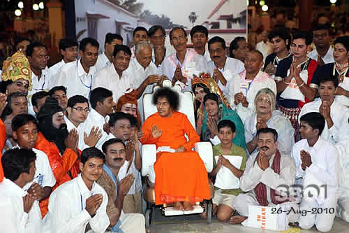 pon the end of the presentation, dress materials, safari pieces and sarees, for men and women, were distributed among the participants. Moving down the dais, Bhagawan blessed the contingent posing for group photo sessions.