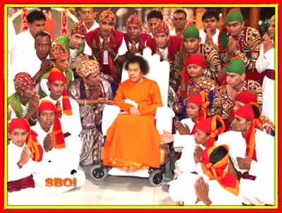 Group photo with bhagawan SRI SATHYA SAI BABA 5TH NOV 2010