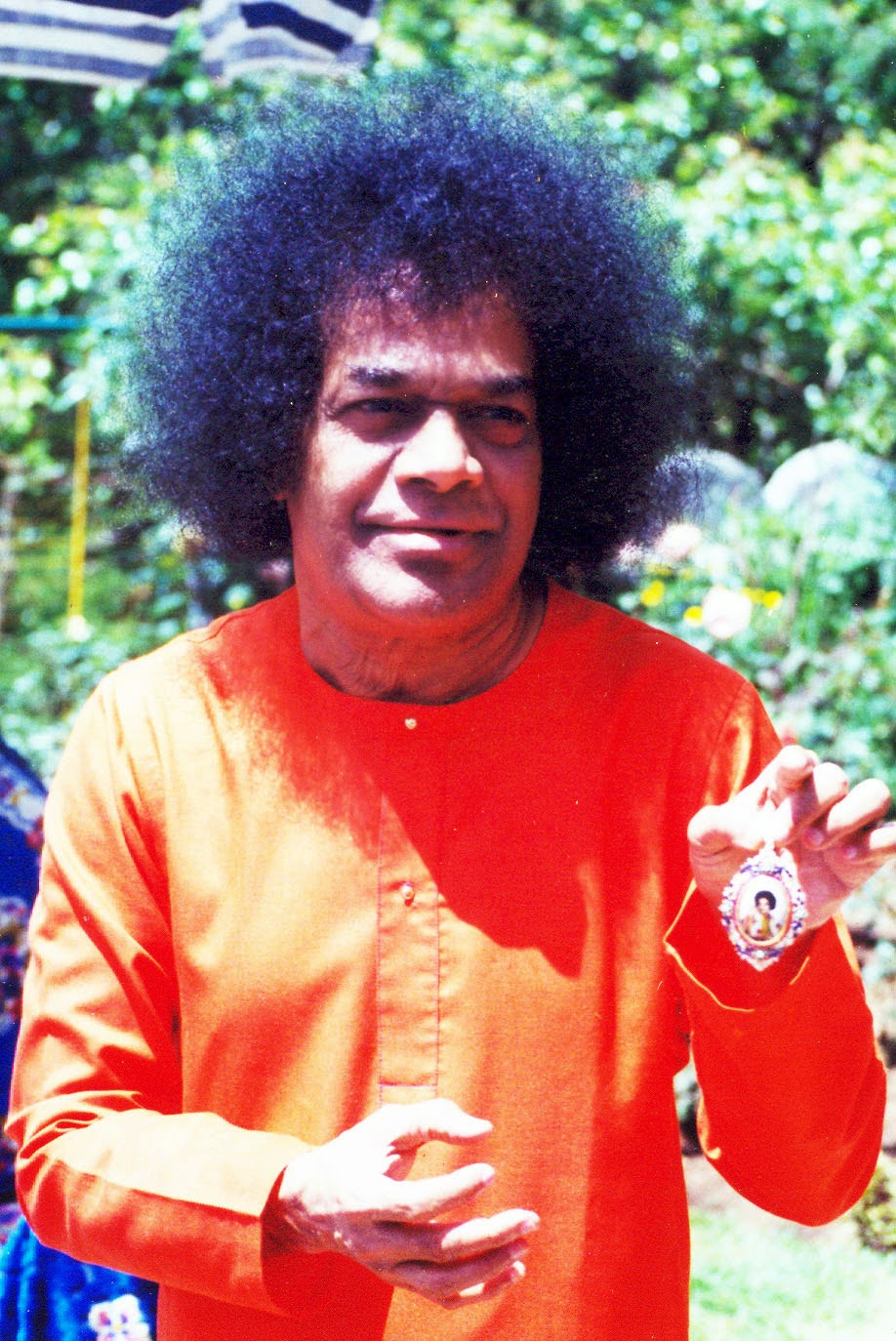 Sri-Sathya-Sai with-the-materialised-diamond-pendant-EXPERIENCE