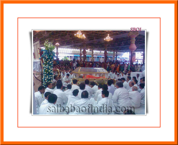 PHOTO-OF-EVER-LIVING-GOD-SRI-SATHYA-SAI-BABA-HIS-BODY