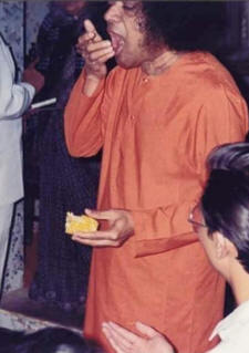 ssri sathya sai baba eating