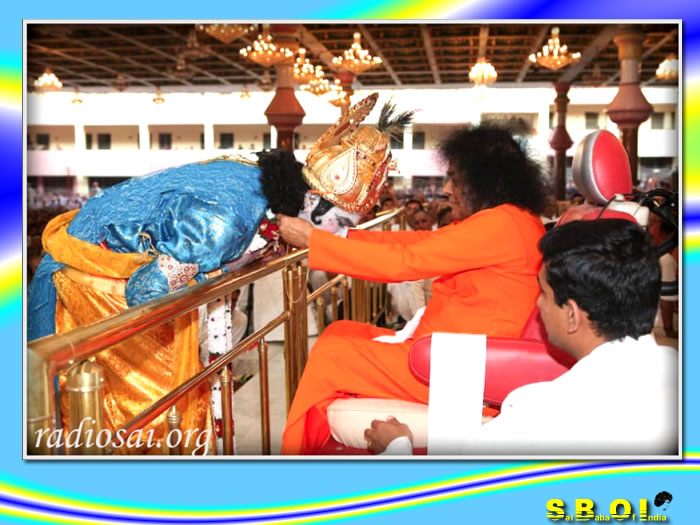 http://www.saibabaofindia.com/devotees_from_nilgiri_music_program_for_sai_baba.htm